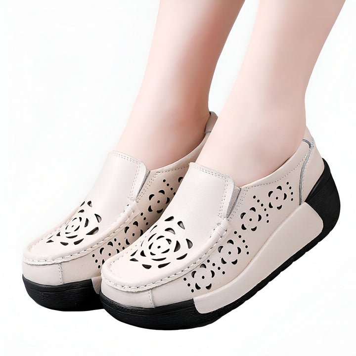 Mocassins compensés beiges en cuir avec découpes florales portés par une femme. Chaussures d'été élégantes et confortables., 45286909345973,45286909378741,45286909411509,45286909444277,45286909477045,45286909509813,45286909542581,45286909575349,45286909608117,45286909640885,45286909673653,45286909706421,45286909739189,45286909771957,45286909804725,45286909837493,45286909870261,45286909903029,45286909935797,45286909968565,45286910001333,45286910034101,45286910066869,45286910099637