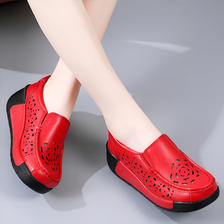Chaussures femme rouges en cuir avec motifs floraux ajourés et semelles compensées noires, sur fond gris uni. Chaussures de ville confortables et élégantes., 45286909345973,45286909378741,45286909411509,45286909444277,45286909477045,45286909509813,45286909542581,45286909575349,45286909608117,45286909640885,45286909673653,45286909706421,45286909739189,45286909771957,45286909804725,45286909837493,45286909870261,45286909903029,45286909935797,45286909968565,45286910001333,45286910034101,45286910066869,452