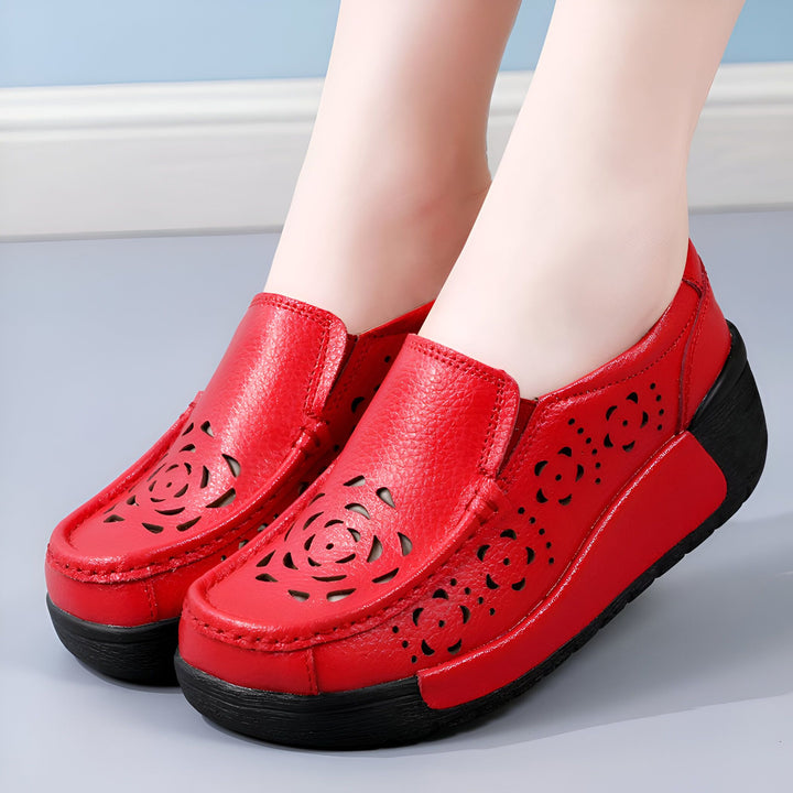 Chaussures rouges en cuir portées, style mocassins avec découpes florales décoratives. Semelles noires épaisses pour confort et style., 45286909345973,45286909378741,45286909411509,45286909444277,45286909477045,45286909509813,45286909542581,45286909575349,45286909608117,45286909640885,45286909673653,45286909706421,45286909739189,45286909771957,45286909804725,45286909837493,45286909870261,45286909903029,45286909935797,45286909968565,45286910001333,45286910034101,45286910066869,45286910099637