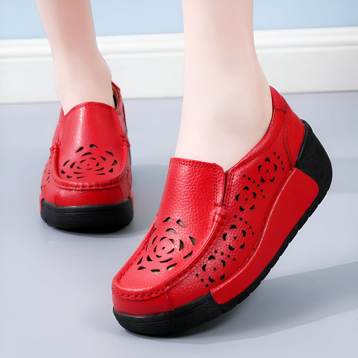 Chaussures plates rouges en cuir pour femmes, avec des découpes florales et une semelle noire compensée., 45286909345973,45286909378741,45286909411509,45286909444277,45286909477045,45286909509813,45286909542581,45286909575349,45286909608117,45286909640885,45286909673653,45286909706421,45286909739189,45286909771957,45286909804725,45286909837493,45286909870261,45286909903029,45286909935797,45286909968565,45286910001333,45286910034101,45286910066869,45286910099637