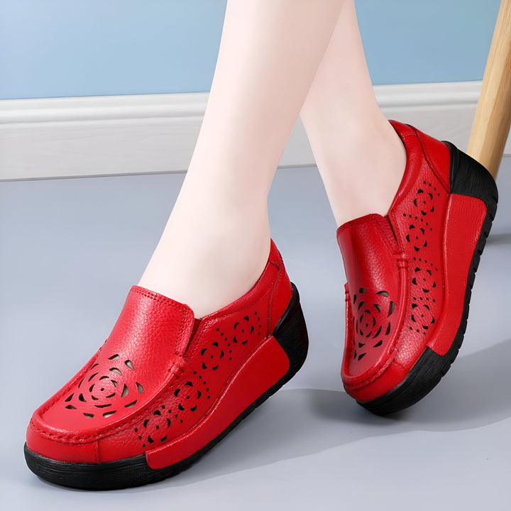 Chaussures rouges en cuir perforé, style mocassin à semelle compensée noire. Élégantes et confortables, parfaites pour le quotidien. Mode féminine, chaussures d'été., 45286909345973,45286909378741,45286909411509,45286909444277,45286909477045,45286909509813,45286909542581,45286909575349,45286909608117,45286909640885,45286909673653,45286909706421,45286909739189,45286909771957,45286909804725,45286909837493,45286909870261,45286909903029,45286909935797,45286909968565,45286910001333,45286910034101,45286