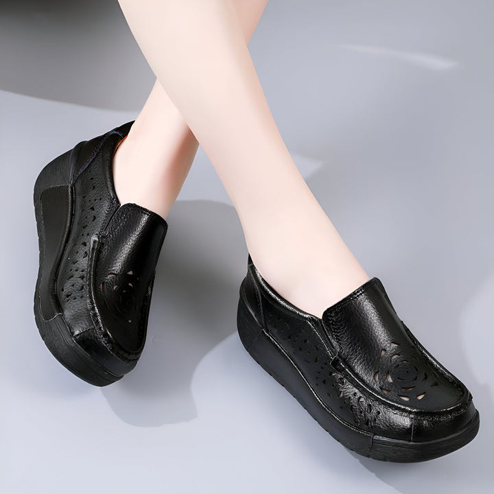 Gros plan sur des chaussures noires en cuir ajouré, portées par une personne. Les chaussures ont un talon compensé discret. Idéal pour un look décontracté et confortable., 45286909345973,45286909378741,45286909411509,45286909444277,45286909477045,45286909509813,45286909542581,45286909575349,45286909608117,45286909640885,45286909673653,45286909706421,45286909739189,45286909771957,45286909804725,45286909837493,45286909870261,45286909903029,45286909935797,45286909968565,45286910001333,45286910034101,45