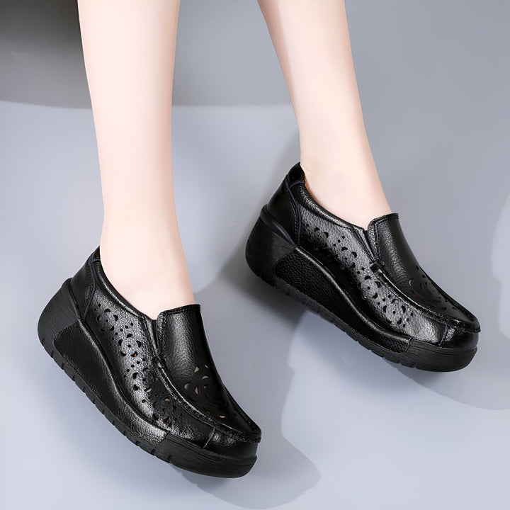 Chaussures noires découpées portées. Mocassins en cuir noir avec découpes décoratives. Chaussures confortables et élégantes avec une semelle épaisse. Mode et confort pour les pieds., 45286909345973,45286909378741,45286909411509,45286909444277,45286909477045,45286909509813,45286909542581,45286909575349,45286909608117,45286909640885,45286909673653,45286909706421,45286909739189,45286909771957,45286909804725,45286909837493,45286909870261,45286909903029,45286909935797,45286909968565,45286910001333,4528