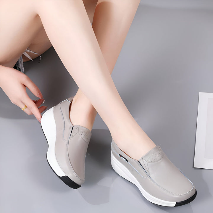 Femme portant des chaussures slip-on gris clair à semelles compensées blanches et noires. Chaussures décontractées pour femme, mode et confort. Style élégant, chaussures polyvalentes pour le quotidien., 45286889062581,45286889095349,45286889128117,45286889160885,45286889193653,45286889226421,45286889259189,45286889291957,45286889324725,45286889357493,45286889390261,45286889423029,45286889455797,45286889488565,45286889521333,45286889554101,45286889586869,45286889619637,45286889652405,45286889685173,4