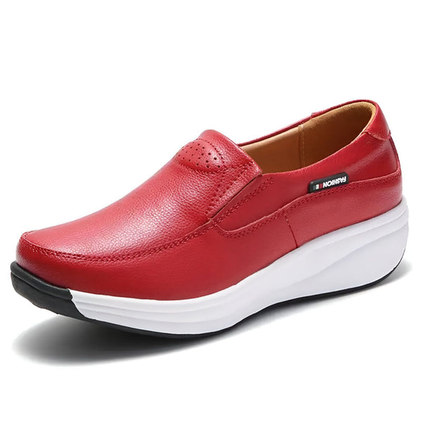 Mocassin rouge pour femmes avec semelle compensée blanche. Chaussures confortables et élégantes, idéales pour un look décontracté et tendance. Style slip-on facile à porter., 45286889062581,45286889095349,45286889128117,45286889160885,45286889193653,45286889226421,45286889259189,45286889291957,45286889324725,45286889357493,45286889390261,45286889423029,45286889455797,45286889488565,45286889521333,45286889554101,45286889586869,45286889619637,45286889652405,45286889685173,45286889717941