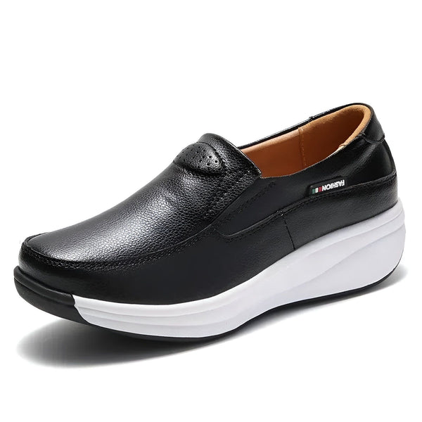 Chaussure femme noire en cuir, style mocassin avec semelle compensée blanche. Confort et élégance pour toutes les occasions., 45286889062581,45286889095349,45286889128117,45286889160885,45286889193653,45286889226421,45286889259189,45286889291957,45286889324725,45286889357493,45286889390261,45286889423029,45286889455797,45286889488565,45286889521333,45286889554101,45286889586869,45286889619637,45286889652405,45286889685173,45286889717941