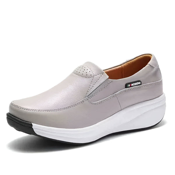 Chaussure décontractée gris clair pour femme, style mocassin, avec semelle compensée blanche et perforations sur le dessus pour l'aération. Confortable et tendance., 45286889062581,45286889095349,45286889128117,45286889160885,45286889193653,45286889226421,45286889259189,45286889291957,45286889324725,45286889357493,45286889390261,45286889423029,45286889455797,45286889488565,45286889521333,45286889554101,45286889586869,45286889619637,45286889652405,45286889685173,45286889717941