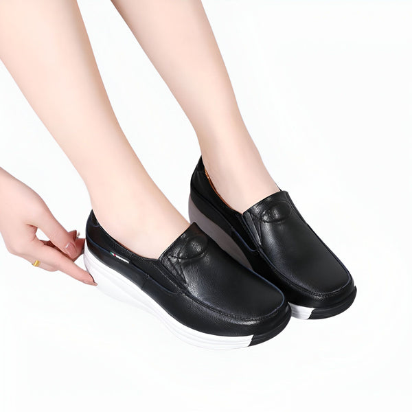 Chaussures mocassins noires en cuir pour femmes avec semelles blanches compensées, portées par une personne sur fond blanc. Élégantes et confortables, parfaites pour un look décontracté., 45286889062581,45286889095349,45286889128117,45286889160885,45286889193653,45286889226421,45286889259189,45286889291957,45286889324725,45286889357493,45286889390261,45286889423029,45286889455797,45286889488565,45286889521333,45286889554101,45286889586869,45286889619637,45286889652405,45286889685173,45286889717941