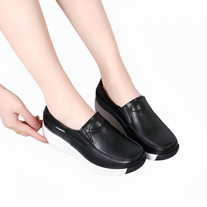 Chaussures mocassins noires en cuir pour femmes avec semelles blanches compensées, portées par une personne sur fond blanc. Élégantes et confortables, parfaites pour un look décontracté., 45286889062581,45286889095349,45286889128117,45286889160885,45286889193653,45286889226421,45286889259189,45286889291957,45286889324725,45286889357493,45286889390261,45286889423029,45286889455797,45286889488565,45286889521333,45286889554101,45286889586869,45286889619637,45286889652405,45286889685173,45286889717941