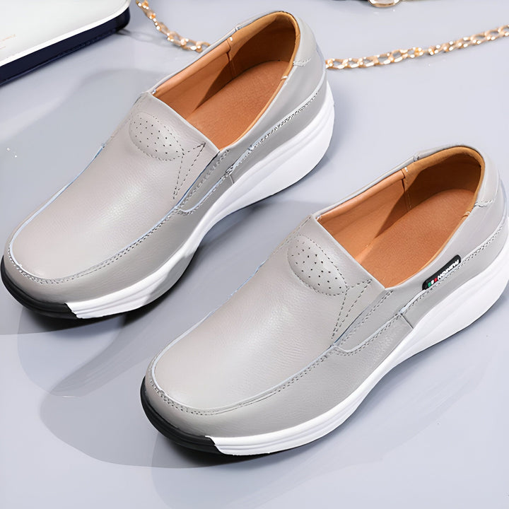 Deux chaussures grises à semelles compensées blanches, idéales pour le confort et le style décontracté. Des détails perforés ajoutent une touche d'aération et d'élégance., 45286889062581,45286889095349,45286889128117,45286889160885,45286889193653,45286889226421,45286889259189,45286889291957,45286889324725,45286889357493,45286889390261,45286889423029,45286889455797,45286889488565,45286889521333,45286889554101,45286889586869,45286889619637,45286889652405,45286889685173,45286889717941