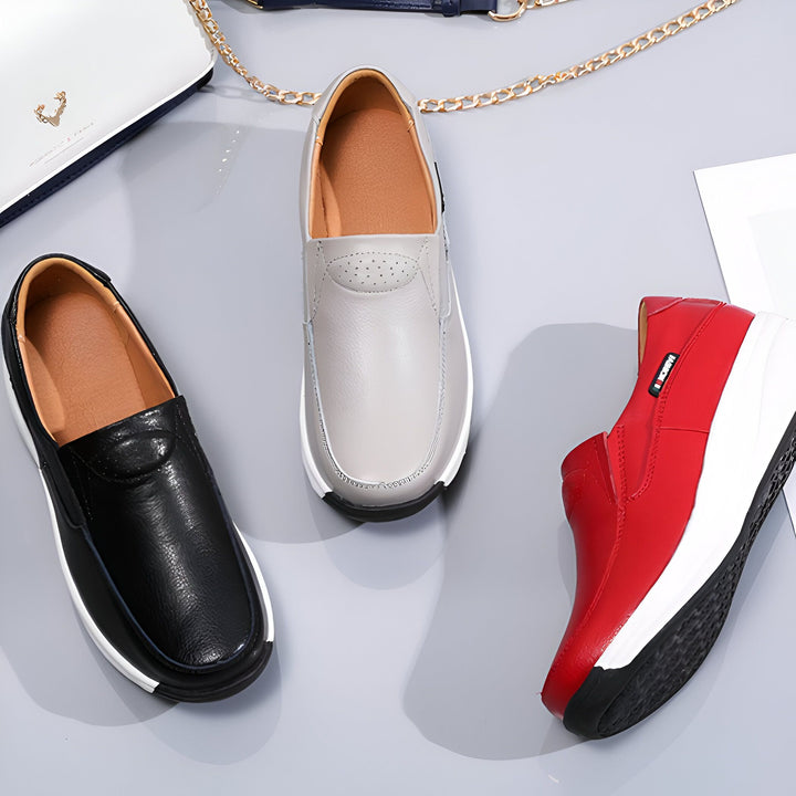 Trois paires de chaussures bateau pour femmes : une noire, une grise et une rouge. Sac à main blanc et accessoires dorés en arrière-plan., 45286889062581,45286889095349,45286889128117,45286889160885,45286889193653,45286889226421,45286889259189,45286889291957,45286889324725,45286889357493,45286889390261,45286889423029,45286889455797,45286889488565,45286889521333,45286889554101,45286889586869,45286889619637,45286889652405,45286889685173,45286889717941