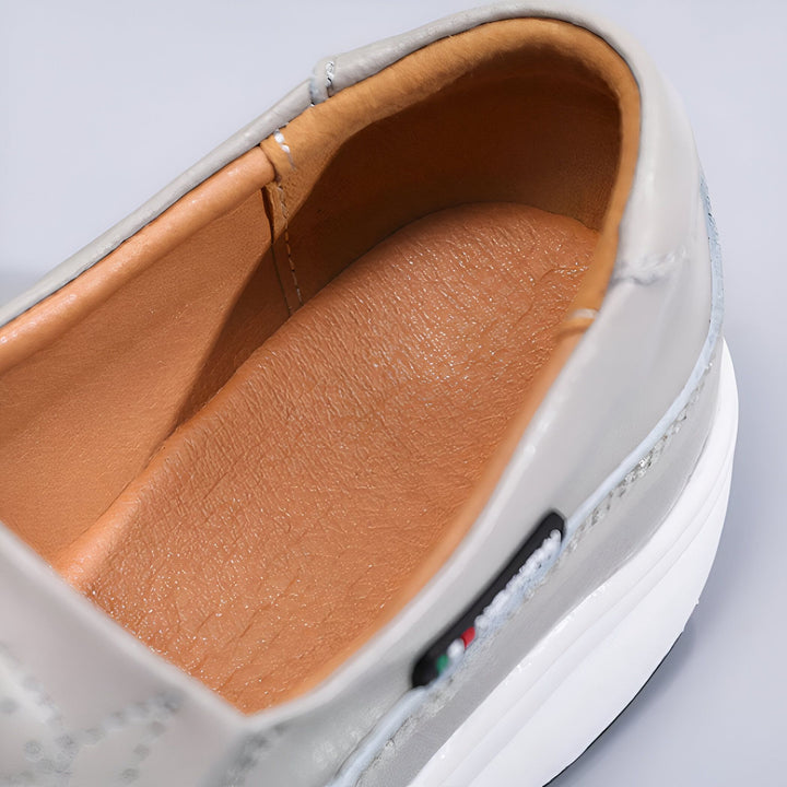 Vue rapprochée d'un mocassin gris verni avec une semelle intérieure marron et une semelle blanche épaisse. On voit l'intérieur de la chaussure., 45286889062581,45286889095349,45286889128117,45286889160885,45286889193653,45286889226421,45286889259189,45286889291957,45286889324725,45286889357493,45286889390261,45286889423029,45286889455797,45286889488565,45286889521333,45286889554101,45286889586869,45286889619637,45286889652405,45286889685173,45286889717941