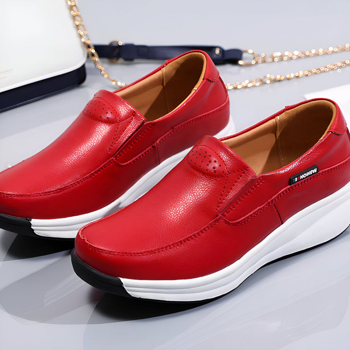 Paire de chaussures rouges en cuir avec semelles blanches épaisses, style mocassins. Chaussures confortables et élégantes pour femmes. Détails perforés et couture apparente. Accessoire mode visible en arrière-plan., 45286889062581,45286889095349,45286889128117,45286889160885,45286889193653,45286889226421,45286889259189,45286889291957,45286889324725,45286889357493,45286889390261,45286889423029,45286889455797,45286889488565,45286889521333,45286889554101,45286889586869,45286889619637,45286889652405,452