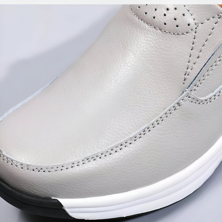 Gros plan sur une chaussure de ville gris clair en cuir avec des perforations décoratives et une semelle blanche, idéale pour un style décontracté et élégant., 45286889062581,45286889095349,45286889128117,45286889160885,45286889193653,45286889226421,45286889259189,45286889291957,45286889324725,45286889357493,45286889390261,45286889423029,45286889455797,45286889488565,45286889521333,45286889554101,45286889586869,45286889619637,45286889652405,45286889685173,45286889717941