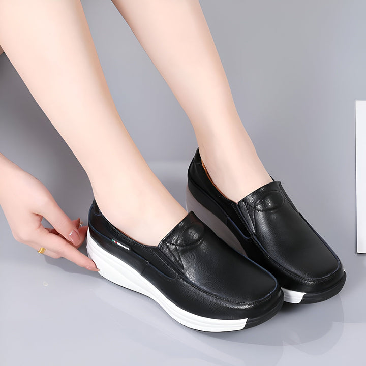 Gros plan sur des pieds chaussés de mocassins noirs à semelles blanches compensées. Mains de femme touchant la chaussure gauche. Mode et chaussures confortables., 45286889062581,45286889095349,45286889128117,45286889160885,45286889193653,45286889226421,45286889259189,45286889291957,45286889324725,45286889357493,45286889390261,45286889423029,45286889455797,45286889488565,45286889521333,45286889554101,45286889586869,45286889619637,45286889652405,45286889685173,45286889717941