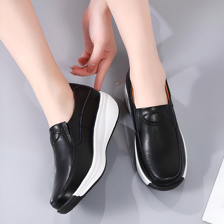 Chaussures mocassins en cuir noir pour femmes avec semelles compensées blanches. Vue rapprochée des pieds, soulignant le style et le confort. Mode automne/hiver., 45286889062581,45286889095349,45286889128117,45286889160885,45286889193653,45286889226421,45286889259189,45286889291957,45286889324725,45286889357493,45286889390261,45286889423029,45286889455797,45286889488565,45286889521333,45286889554101,45286889586869,45286889619637,45286889652405,45286889685173,45286889717941