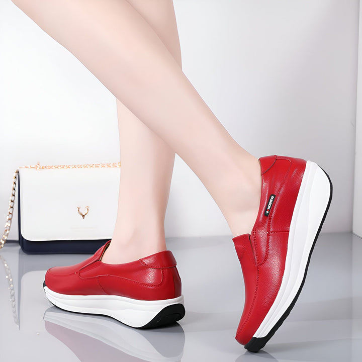 Femme portant des chaussures slip-on rouges à semelles compensées blanches. Sac à main blanc en arrière-plan., 45286889062581,45286889095349,45286889128117,45286889160885,45286889193653,45286889226421,45286889259189,45286889291957,45286889324725,45286889357493,45286889390261,45286889423029,45286889455797,45286889488565,45286889521333,45286889554101,45286889586869,45286889619637,45286889652405,45286889685173,45286889717941