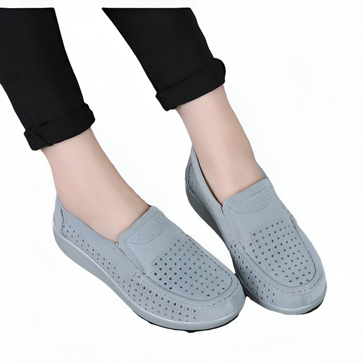 Chaussures confortables grises à trous portées avec un pantalon noir. Mocassins légers pour femme, chaussures d'été aérées et tendance., 45286902071477,45286902104245,45286902137013,45286902169781,45286902202549,45286902235317,45286902268085,45286902300853,45286902333621,45286902366389,45286902399157,45286902431925,45286902464693,45286902497461,45286902530229,45286902562997,45286902595765,45286902628533,45286902661301,45286902694069,45286902726837,45286902759605,45286902792373,45286902825141
