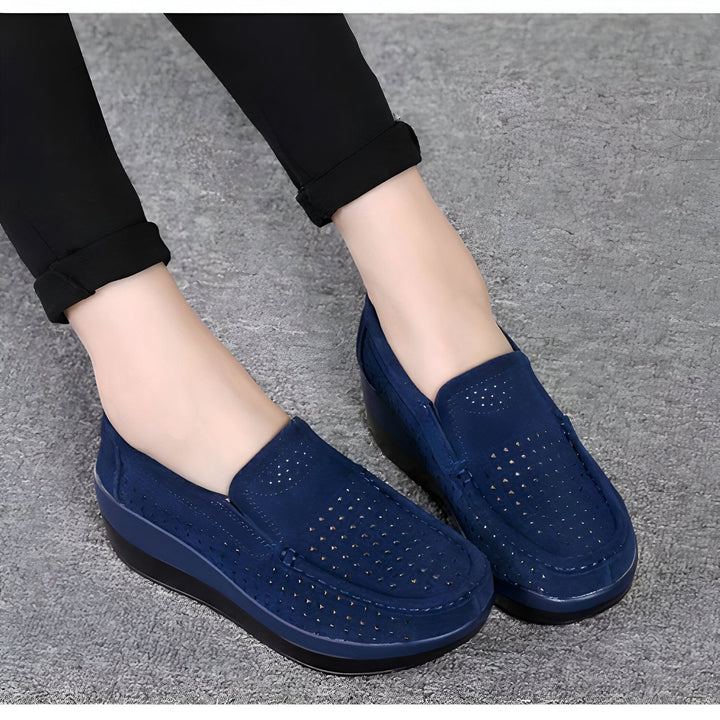 Mocassins bleu marine en daim portés par une femme. Chaussures basses avec semelle compensée et perforations décoratives. Pantalon noir., 45286902071477,45286902104245,45286902137013,45286902169781,45286902202549,45286902235317,45286902268085,45286902300853,45286902333621,45286902366389,45286902399157,45286902431925,45286902464693,45286902497461,45286902530229,45286902562997,45286902595765,45286902628533,45286902661301,45286902694069,45286902726837,45286902759605,45286902792373,45286902825141