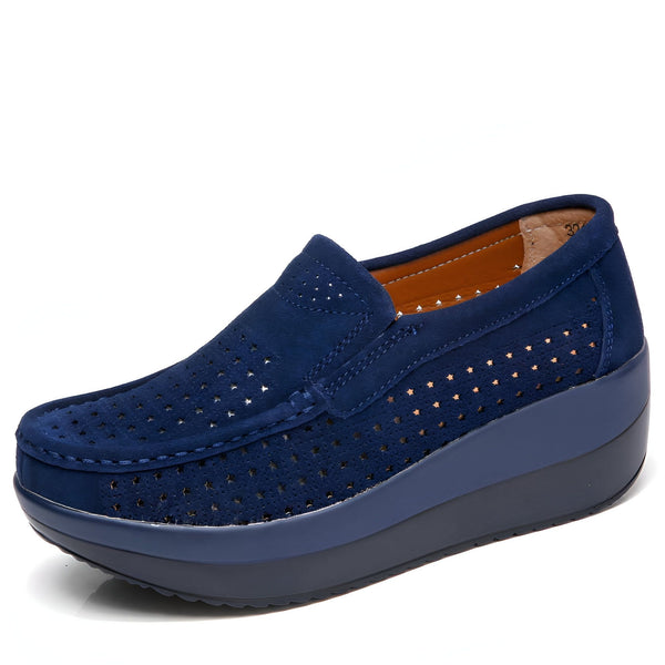 Mocassin femme bleu en daim avec motif perforé en forme d'étoile et semelle compensée. Chaussure décontractée, confortable et élégante., 45286902071477,45286902104245,45286902137013,45286902169781,45286902202549,45286902235317,45286902268085,45286902300853,45286902333621,45286902366389,45286902399157,45286902431925,45286902464693,45286902497461,45286902530229,45286902562997,45286902595765,45286902628533,45286902661301,45286902694069,45286902726837,45286902759605,45286902792373,45286902825141