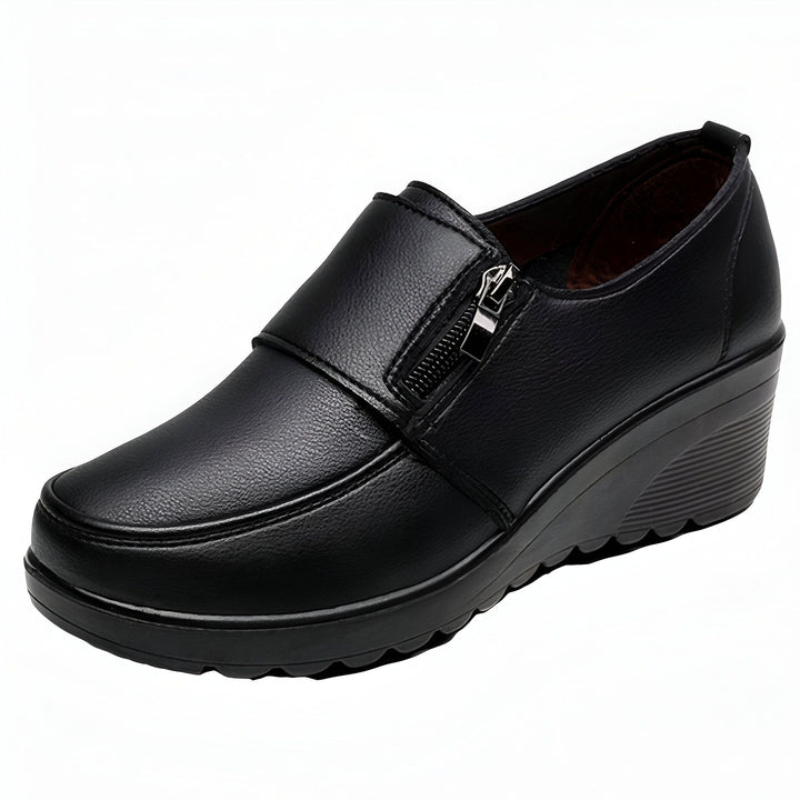Mocassin noir pour femme avec fermeture éclair latérale et talon compensé, idéal pour un confort quotidien avec une touche d'élégance., 45286892667061,45286892699829,45286892732597,45286892765365,45286892798133,45286892830901,45286892863669