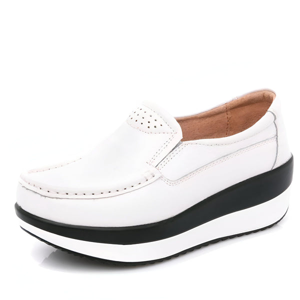 Mocassin blanc avec semelle compensée noire et blanche. Chaussure décontractée en cuir, style slip-on avec perforations décoratives. Idéal pour un look confortable et élégant., 45286901547189,45286901579957,45286901612725,45286901645493,45286901678261,45286901711029,45286901743797,45286901776565,45286901809333,45286901842101,45286901874869,45286901907637,45286901940405,45286901973173,45286902005941,45286902038709