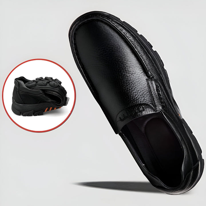 Mocassin noir pour homme, en cuir. Confortable et élégant, idéal pour un usage quotidien. Détail de la semelle flexible pliée dans un cercle., 45286897352885,45286897385653,45286897418421,45286897451189,45286897483957,45286897516725,45286897549493,45286897582261,45286897615029,45286897647797,45286897680565,45286897713333