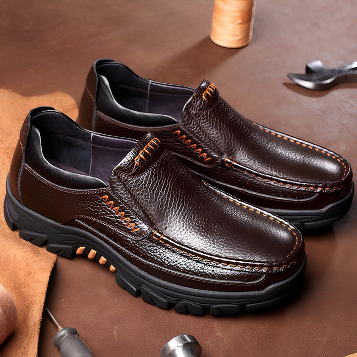 Gros plan sur une paire de mocassins en cuir marron pour homme. Détails des coutures apparentes et de la semelle robuste. Artisanat du cuir en arrière-plan. Mode masculine, chaussures confortables., 45286897352885,45286897385653,45286897418421,45286897451189,45286897483957,45286897516725,45286897549493,45286897582261,45286897615029,45286897647797,45286897680565,45286897713333