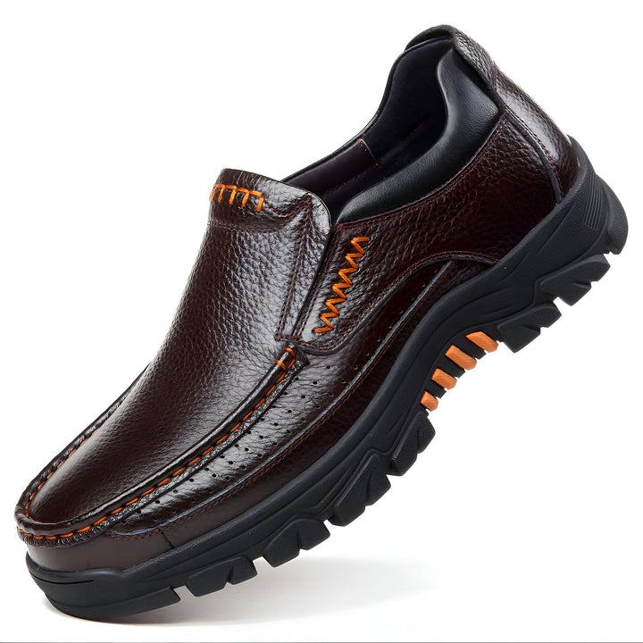 Mocassin marron en cuir avec semelle noire et coutures orange. Chaussure pour homme, confortable et élégante. Idéale pour un style décontracté ou professionnel., 45286897352885,45286897385653,45286897418421,45286897451189,45286897483957,45286897516725,45286897549493,45286897582261,45286897615029,45286897647797,45286897680565,45286897713333