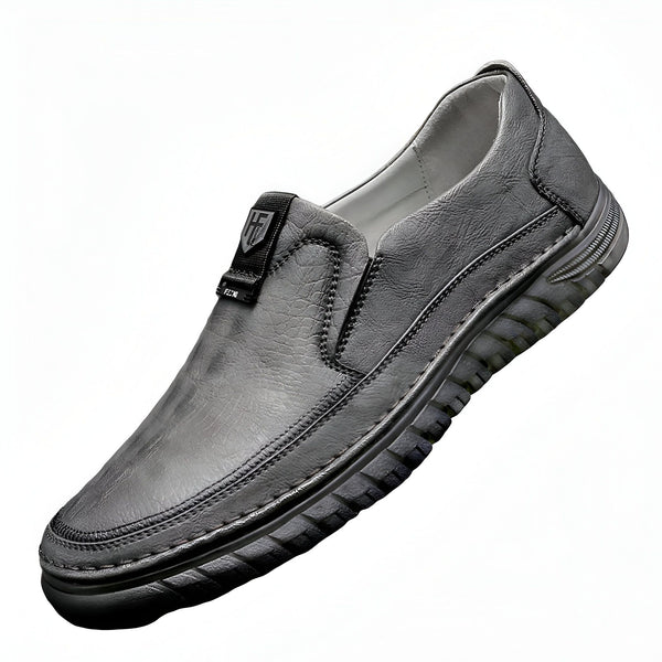 Chaussure homme décontractée grise en cuir, style mocassin avec semelle épaisse noire. Vue rapprochée, confort et élégance., 45286747177141,45286747209909,45286747242677,45286747275445,45286747308213,45286747340981,45286747373749,45286747406517,45286747439285,45286747472053,45286747504821,45286747537589,45286747570357,45286747603125,45286747635893,45286747668661,45286747701429,45286747734197,45286747766965,45286747799733,45286747832501