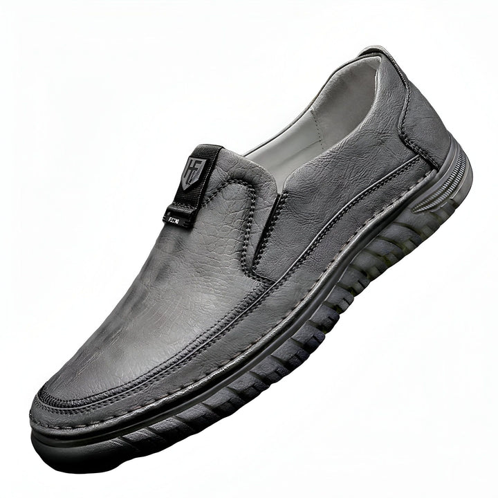 Chaussure homme décontractée grise en cuir, style mocassin avec semelle épaisse noire. Vue rapprochée, confort et élégance., 45286747177141,45286747209909,45286747242677,45286747275445,45286747308213,45286747340981,45286747373749,45286747406517,45286747439285,45286747472053,45286747504821,45286747537589,45286747570357,45286747603125,45286747635893,45286747668661,45286747701429,45286747734197,45286747766965,45286747799733,45286747832501