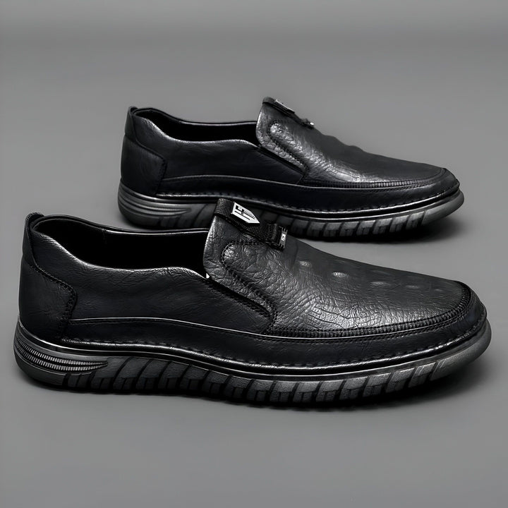 Paire de chaussures décontractées pour hommes en cuir noir, style mocassin. Chaussures élégantes avec semelle épaisse et détails subtils. Idéal pour un look confortable et moderne., 45286747177141,45286747209909,45286747242677,45286747275445,45286747308213,45286747340981,45286747373749,45286747406517,45286747439285,45286747472053,45286747504821,45286747537589,45286747570357,45286747603125,45286747635893,45286747668661,45286747701429,45286747734197,45286747766965,45286747799733,45286747832501