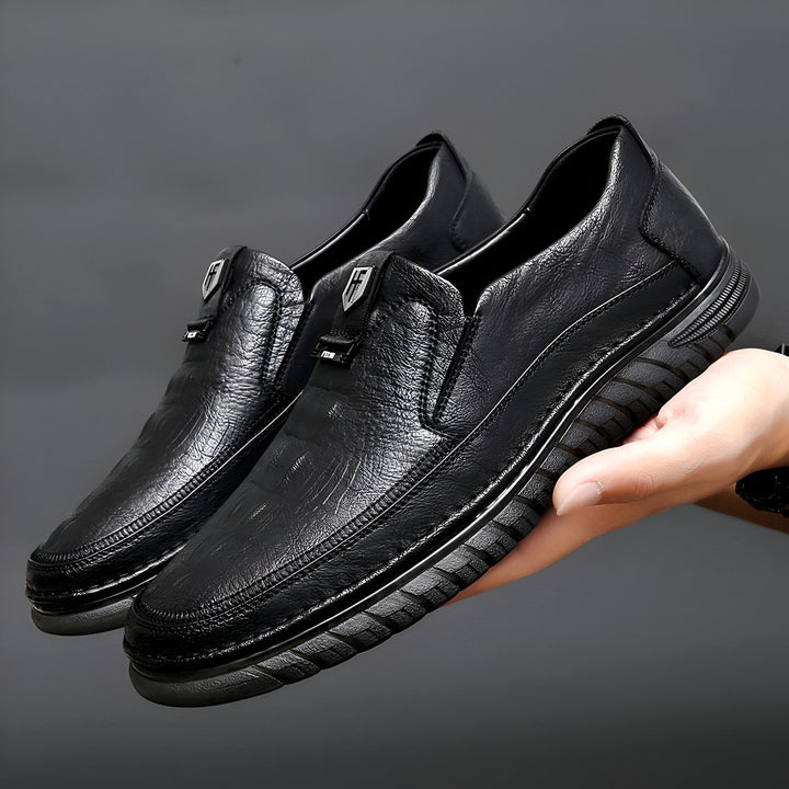 Mocassins noirs élégants pour hommes, en cuir, montrés à la main. Chaussures décontractées et confortables avec une semelle à rainures. Mode masculine, style décontracté chic., 45286747177141,45286747209909,45286747242677,45286747275445,45286747308213,45286747340981,45286747373749,45286747406517,45286747439285,45286747472053,45286747504821,45286747537589,45286747570357,45286747603125,45286747635893,45286747668661,45286747701429,45286747734197,45286747766965,45286747799733,45286747832501
