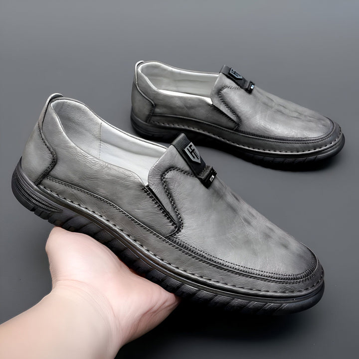 Mocassins décontractés gris en cuir pour hommes, style slip-on avec une semelle épaisse noire. Élégance et confort pour un look moderne. Détail de logo subtil sur le côté., 45286747177141,45286747209909,45286747242677,45286747275445,45286747308213,45286747340981,45286747373749,45286747406517,45286747439285,45286747472053,45286747504821,45286747537589,45286747570357,45286747603125,45286747635893,45286747668661,45286747701429,45286747734197,45286747766965,45286747799733,45286747832501
