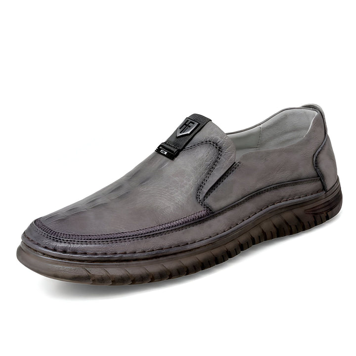 Mocassin gris en cuir, sans lacets, avec une semelle marron foncée. Détail de la marque sur le dessus. Chaussure décontractée pour homme., 45286747177141,45286747209909,45286747242677,45286747275445,45286747308213,45286747340981,45286747373749,45286747406517,45286747439285,45286747472053,45286747504821,45286747537589,45286747570357,45286747603125,45286747635893,45286747668661,45286747701429,45286747734197,45286747766965,45286747799733,45286747832501