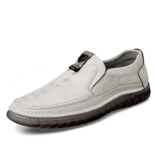 Mocassin décontracté pour homme en cuir blanc cassé avec motif crocodile, semelle épaisse marron et détails de couture. Chaussure élégante et confortable., 45286747177141,45286747209909,45286747242677,45286747275445,45286747308213,45286747340981,45286747373749,45286747406517,45286747439285,45286747472053,45286747504821,45286747537589,45286747570357,45286747603125,45286747635893,45286747668661,45286747701429,45286747734197,45286747766965,45286747799733,45286747832501