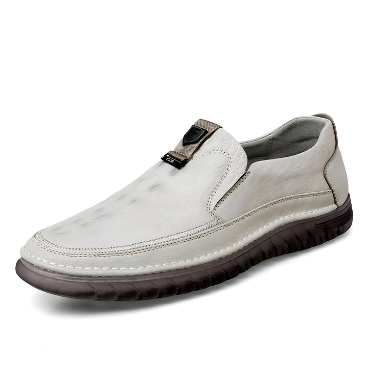 Mocassin décontracté pour homme en cuir blanc cassé avec motif crocodile, semelle épaisse marron et détails de couture. Chaussure élégante et confortable., 45286747177141,45286747209909,45286747242677,45286747275445,45286747308213,45286747340981,45286747373749,45286747406517,45286747439285,45286747472053,45286747504821,45286747537589,45286747570357,45286747603125,45286747635893,45286747668661,45286747701429,45286747734197,45286747766965,45286747799733,45286747832501