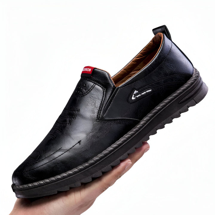 Mocassin noir en cuir pour homme, style décontracté et élégant, semelle épaisse. Détail de la marque et surpiqûres. Chaussure confortable et de qualité., 45286935232693,45286935265461,45286935298229,45286935330997,45286935363765,45286935396533,45286935429301,45286935462069,45286935527605,45286935560373,45286935593141,45286935625909