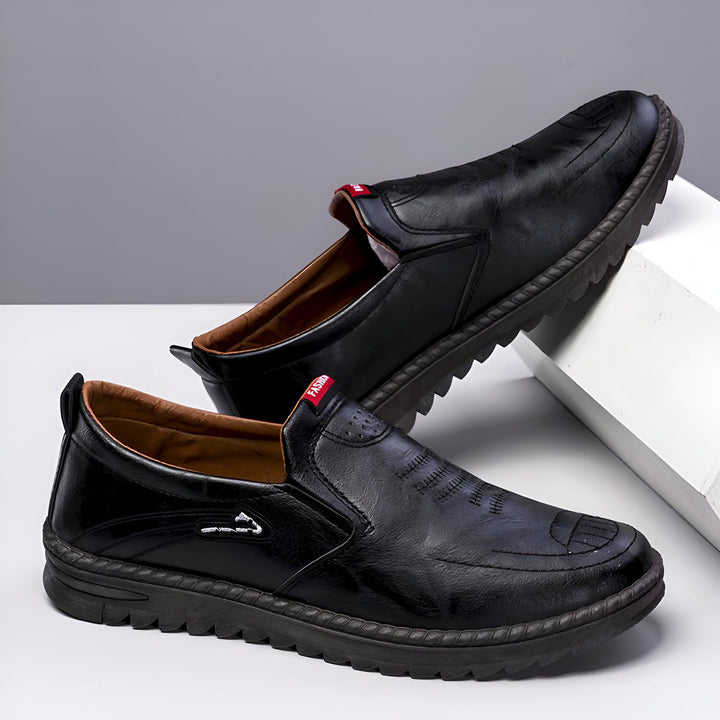 Chaussures mocassins noires pour hommes, dessus en cuir avec motif texturé. Semelle épaisse et confortable. Idéal pour un look décontracté et élégant., 45286935232693,45286935265461,45286935298229,45286935330997,45286935363765,45286935396533,45286935429301,45286935462069,45286935527605,45286935560373,45286935593141,45286935625909