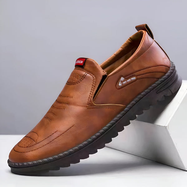 Mocassin marron en cuir pour homme, avec détails cousus et semelle épaisse noire. Style décontracté et élégant. Chaussure confortable et facile à porter., 45286935232693,45286935265461,45286935298229,45286935330997,45286935363765,45286935396533,45286935429301,45286935462069,45286935527605,45286935560373,45286935593141,45286935625909