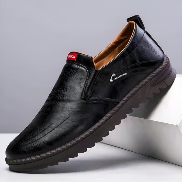 Mocassin noir en cuir pour homme avec semelle marron texturée. Chaussure décontractée, facile à enfiler avec détail décoratif. Mode masculine, confort et style., 45286935232693,45286935265461,45286935298229,45286935330997,45286935363765,45286935396533,45286935429301,45286935462069,45286935527605,45286935560373,45286935593141,45286935625909