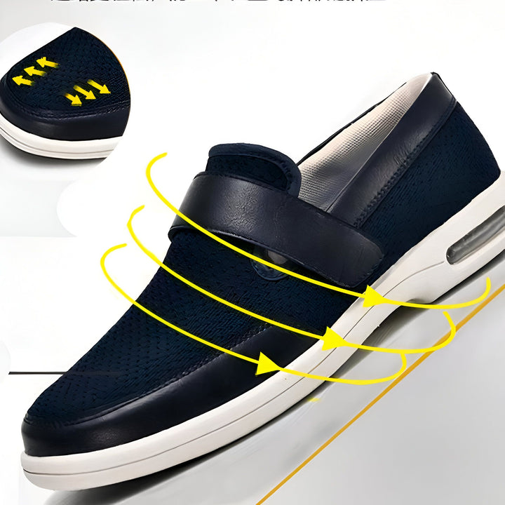 Chaussure pour homme bleu marine et blanche, avec une bride en cuir, offrant confort et aération. Détail du bout perforé avec des flèches jaunes indiquant la circulation de l'air. Semelle blanche épaisse pour un amorti optimal. Idéale pour un usage quotidien., 45286748094645,45286748127413,45286748160181,45286748192949,45286748225717,45286748258485,45286748291253,45286748324021,45286748356789,45286748389557,45286748422325,45286748455093,45286748487861,45286748520629,45286748553397,45286748586165,452
