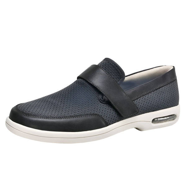 Mocassin pour homme gris foncé avec une bride en cuir noir, semelle blanche et un coussin d'air visible. Chaussure confortable et décontractée., 45286748094645,45286748127413,45286748160181,45286748192949,45286748225717,45286748258485,45286748291253,45286748324021,45286748356789,45286748389557,45286748422325,45286748455093,45286748487861,45286748520629,45286748553397,45286748586165,45286748618933,45286748651701,45286748684469,45286748717237,45286748750005,45286748782773,45286748815541,45286748848309,45