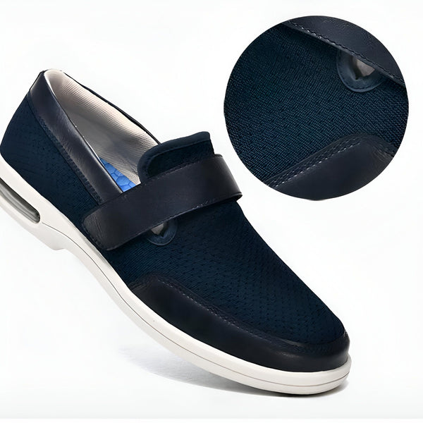 Mocassin bleu marine avec scratch et semelle blanche, zoom sur le tissu texturé. Chaussure confortable et élégante., 45286748094645,45286748127413,45286748160181,45286748192949,45286748225717,45286748258485,45286748291253,45286748324021,45286748356789,45286748389557,45286748422325,45286748455093,45286748487861,45286748520629,45286748553397,45286748586165,45286748618933,45286748651701,45286748684469,45286748717237,45286748750005,45286748782773,45286748815541,45286748848309,45286748881077,45286748913845,