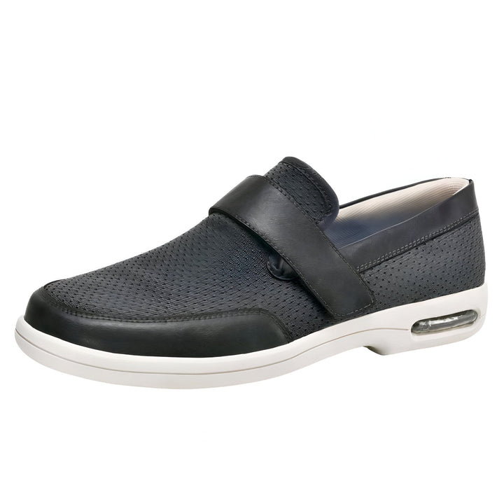 Chaussure de confort noire pour homme, style mocassin avec fermeture à scratch sur le dessus. Semelle blanche épaisse avec coussin d'air visible. Idéale pour les pieds sensibles., 45286748094645,45286748127413,45286748160181,45286748192949,45286748225717,45286748258485,45286748291253,45286748324021,45286748356789,45286748389557,45286748422325,45286748455093,45286748487861,45286748520629,45286748553397,45286748586165,45286748618933,45286748651701,45286748684469,45286748717237,45286748750005,452867487827