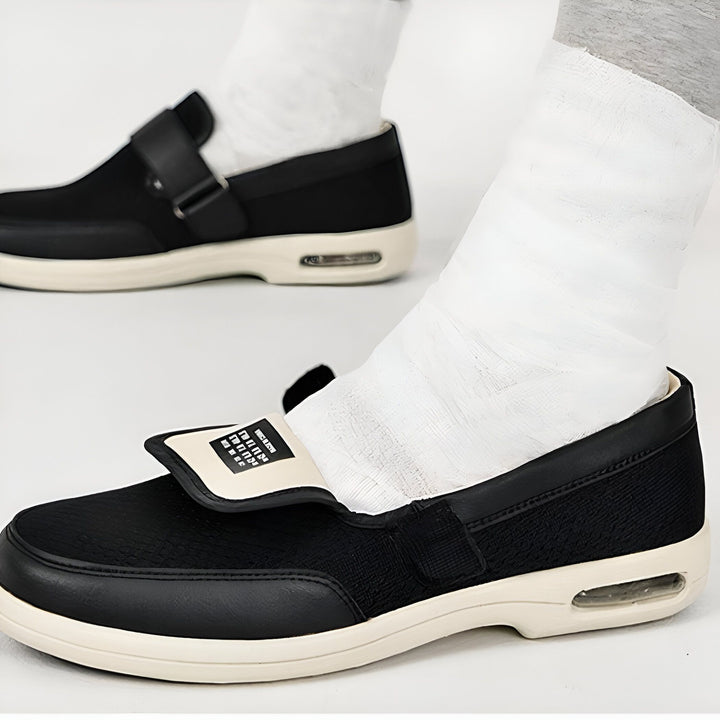 Gros plan de chaussure noire à scratch, semelle beige, portée avec une chaussette blanche.
, 45286748094645,45286748127413,45286748160181,45286748192949,45286748225717,45286748258485,45286748291253,45286748324021,45286748356789,45286748389557,45286748422325,45286748455093,45286748487861,45286748520629,45286748553397,45286748586165,45286748618933,45286748651701,45286748684469,45286748717237,45286748750005,45286748782773,45286748815541,45286748848309,45286748881077,45286748913845,45286748946613,4528674897