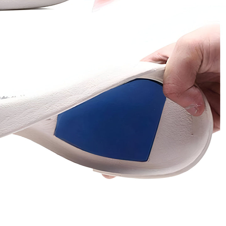 Vue rapprochée d'une semelle intérieure de chaussure blanche avec un insert bleu pour un confort accru. Main tenant et courbant la semelle. Détail du support de voûte plantaire., 45286748094645,45286748127413,45286748160181,45286748192949,45286748225717,45286748258485,45286748291253,45286748324021,45286748356789,45286748389557,45286748422325,45286748455093,45286748487861,45286748520629,45286748553397,45286748586165,45286748618933,45286748651701,45286748684469,45286748717237,45286748750005,452867487827