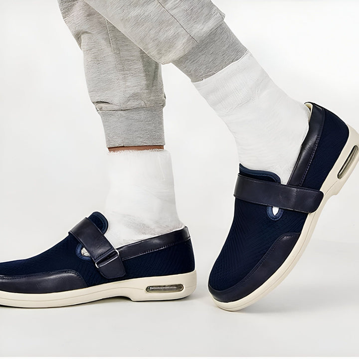 Chaussures confortables bleu marine avec fermeture velcro pour pieds sensibles ou gonflés. Chaussettes blanches épaisses et pantalon de survêtement gris. Vue rapprochée sur les chaussures portées., 45286748094645,45286748127413,45286748160181,45286748192949,45286748225717,45286748258485,45286748291253,45286748324021,45286748356789,45286748389557,45286748422325,45286748455093,45286748487861,45286748520629,45286748553397,45286748586165,45286748618933,45286748651701,45286748684469,45286748717237,4528674