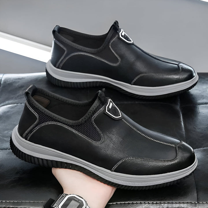 Chaussures décontractées pour hommes en cuir noir, style mocassin sans lacets avec semelle grise et détail de couture blanche. Idéal pour un look élégant et confortable., 45286931759285,45286931792053,45286931824821,45286931857589,45286931890357,45286931923125,45286931955893,45286931988661,45286932021429,45286932054197,45286932086965,45286932119733