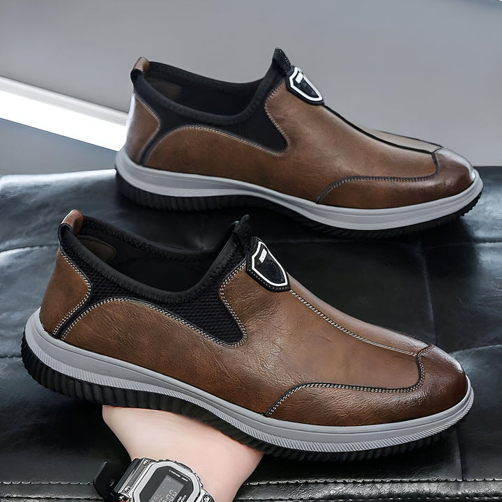 Chaussures décontractées marron pour homme, style slip-on. Détail de couture visible. Semelle gris et noir contrastante. Idéales pour un look élégant et confortable., 45286931759285,45286931792053,45286931824821,45286931857589,45286931890357,45286931923125,45286931955893,45286931988661,45286932021429,45286932054197,45286932086965,45286932119733